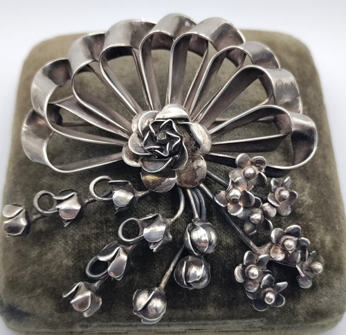 Trifari 1960s leaf earrings with fly