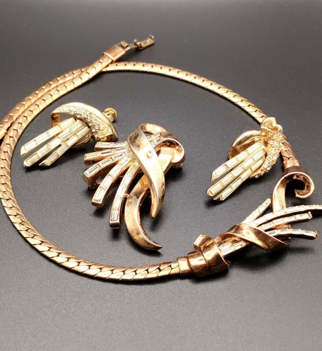 Trifari gold tone dual owl brooch